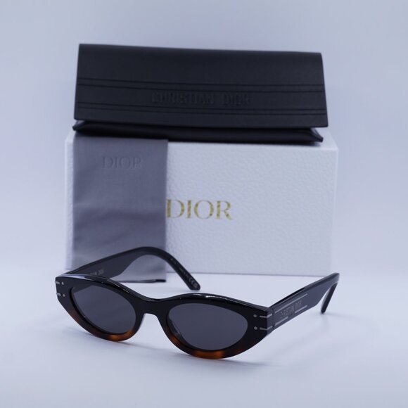 ?️ New Dior DIORSIGNATURE B5I 18A0 Sunglasses - Black Frame, Smoke Lenses